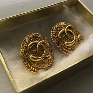Vintage CHANEL clip on earrings